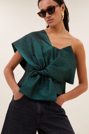 BY-BAR Jula Metallic Top in Green Metallic met aansluitende fit en off-shoulder halslijn, elegante dames top met metallic glans.