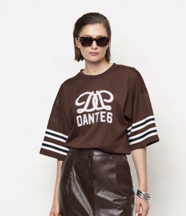 Dante6 Dax Bow Detail Logo Tee in donkerbruin, oversized dames T-shirt met sportieve logodetails en strikdetail op de rug.