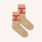 BY-BAR Logo Glitter Oyster Socks in Oyster met Poppy Red glitterlogo, stijlvolle dames sokken van biologisch katoen.