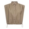 Co’Couture OpheliaCC Pleat SS Shirt 500208 in Mink, katoenen damesblouse met korte mouwen, plooidetails en verstelbare zoom.