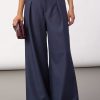 CoCouture-Luna-Pleat-Pants-500391-40007-05-scaled Co’Couture LunaCC Pleat Pant 500391-40007 in Navy, donkerblauwe high-waist dames pantalon met wijde pijpen en plooidetails.
