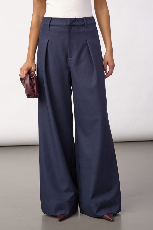 CoCouture-Luna-Pleat-Pants-500391-40007-05-scaled Co’Couture LunaCC Pleat Pant 500391-40007 in Navy, donkerblauwe high-waist dames pantalon met wijde pijpen en plooidetails.
