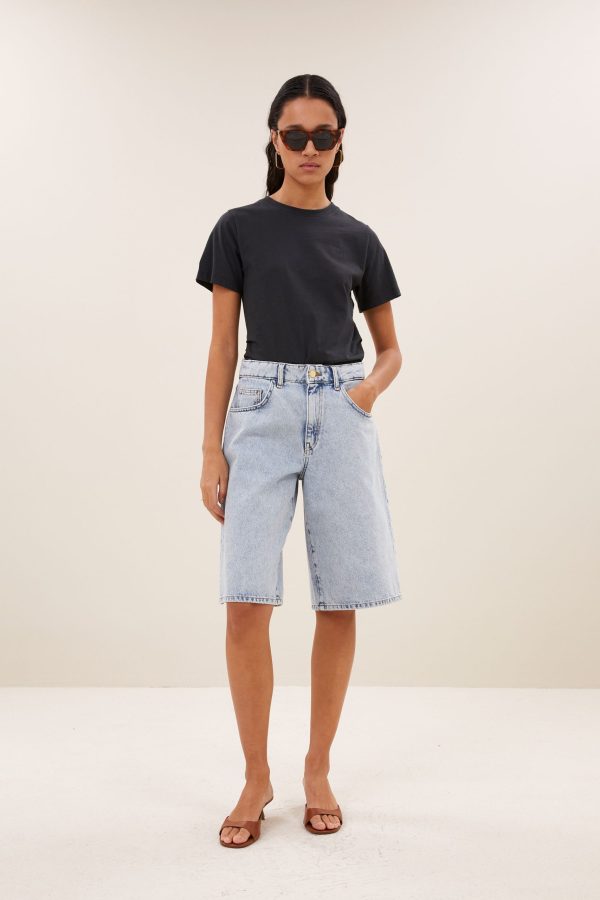ByBar-Soho-Denim-Short-26418504 BY-BAR Soho Denim Short in Light Denim, high-waist dames short van denim met moderne wide fit.