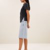 ByBar-Soho-Denim-Short-26418504 BY-BAR Soho Denim Short in Light Denim, high-waist dames short van denim met moderne wide fit.