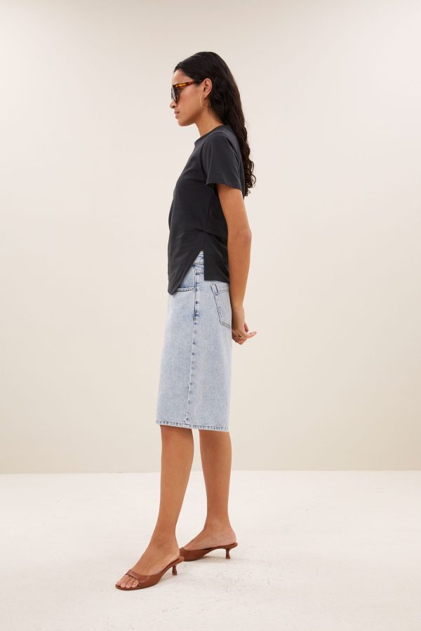 ByBar-Soho-Denim-Short-26418504 BY-BAR Soho Denim Short in Light Denim, high-waist dames short van denim met moderne wide fit.