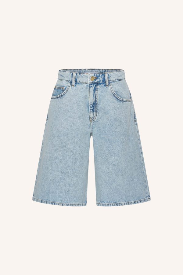 ByBar-Soho-Denim-Short-26418504 BY-BAR Soho Denim Short in Light Denim, high-waist dames short van denim met moderne wide fit.