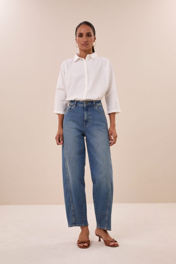BY-BAR-Begum-Mid-Jeans-Denim-jeans-26218046 Y-BAR Begum Mid Jeans in denim met mid-rise taille, relaxte pasvorm en enkellengte, stijlvolle dames jeans voor iedere dag.