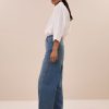 BY-BAR-Begum-Mid-Jeans-Denim-jeans-26218046 Y-BAR Begum Mid Jeans in denim met mid-rise taille, relaxte pasvorm en enkellengte, stijlvolle dames jeans voor iedere dag.