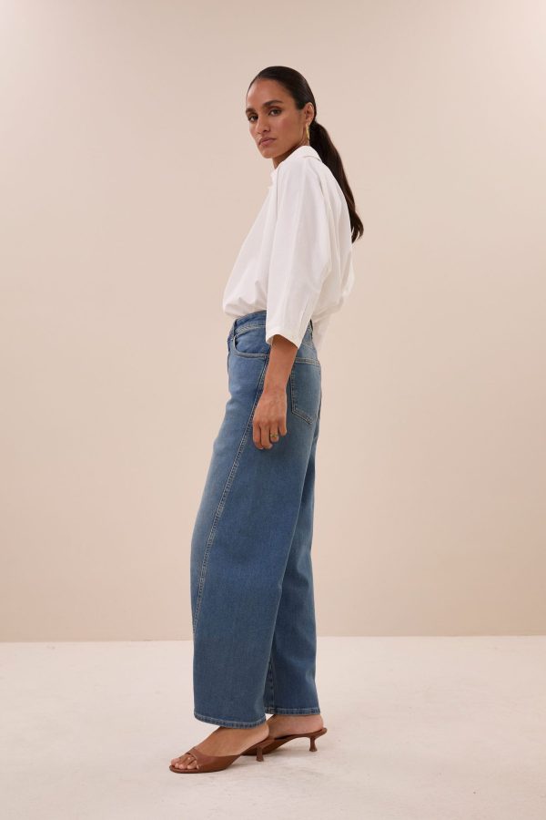 BY-BAR-Begum-Mid-Jeans-Denim-jeans-26218046 Y-BAR Begum Mid Jeans in denim met mid-rise taille, relaxte pasvorm en enkellengte, stijlvolle dames jeans voor iedere dag.