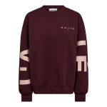 Haute L'Amitié Maxi Split Logo Sweat in bordeaux met oversized fit en logo detail, trendy dames sweater met sportieve uitstraling.