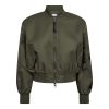 Haute L'Amitié Sally Crop Bomber in Army green, cropped dames bomber van nylon met ritssluiting en ribdetails.