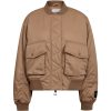 Haute L'Amitié Bailey Zipper Bomber HL10679, oversized dames bomber met decoratieve stiksels en geribde details.