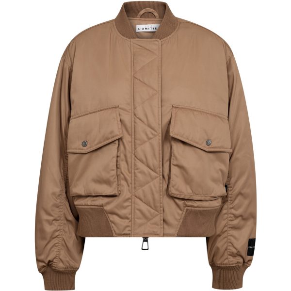 Haute L'Amitié Bailey Zipper Bomber HL10679, oversized dames bomber met decoratieve stiksels en geribde details.