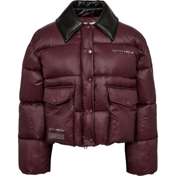 Haute L'Amitié Climb Crop Pocket Jacket HL10702 in Wine, cropped bordeaux damesjas met statement zakken en moderne pasvorm.