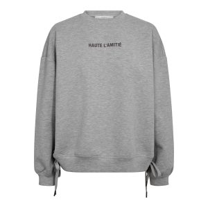 Haute L'Amitié New Studio Tie Sweat HL10714, oversized dames sweater met logo, rugprint in bruin en verstelbare strikdetails aan de zijkanten.