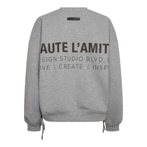 Haute L'Amitié New Studio Tie Sweat HL10714, oversized dames sweater met logo, rugprint en verstelbare strikdetails aan de zijkanten.