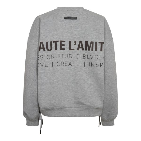 Haute L'Amitié New Studio Tie Sweat HL10714, oversized dames sweater met logo, rugprint en verstelbare strikdetails aan de zijkanten.