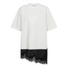 Haute L'Amitié Loose Mix Lingerie Tee met oversized pasvorm en asymmetrisch kanten detail, trendy dames T-shirt met lingerie-inspiratie.