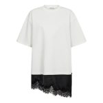Haute L'Amitié Loose Mix Lingerie Tee met oversized pasvorm en asymmetrisch kanten detail, trendy dames T-shirt met lingerie-inspiratie.