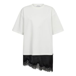 Haute L'Amitié Loose Mix Lingerie Tee met oversized pasvorm en asymmetrisch kanten detail, trendy dames T-shirt met lingerie-inspiratie.