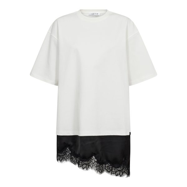 Haute L'Amitié Loose Mix Lingerie Tee met oversized pasvorm en asymmetrisch kanten detail, trendy dames T-shirt met lingerie-inspiratie.