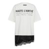 Haute L'Amitié Loose Mix Lingerie Tee met oversized pasvorm en asymmetrisch kanten detail, trendy dames T-shirt met lingerie-inspiratie.