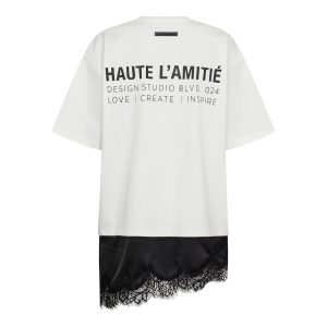 Haute L'Amitié Loose Mix Lingerie Tee met oversized pasvorm en asymmetrisch kanten detail, trendy dames T-shirt met lingerie-inspiratie.