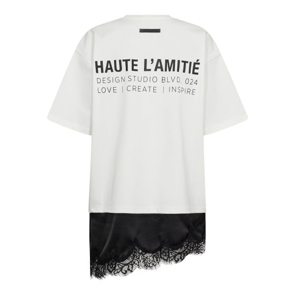 Haute L'Amitié Loose Mix Lingerie Tee met oversized pasvorm en asymmetrisch kanten detail, trendy dames T-shirt met lingerie-inspiratie.
