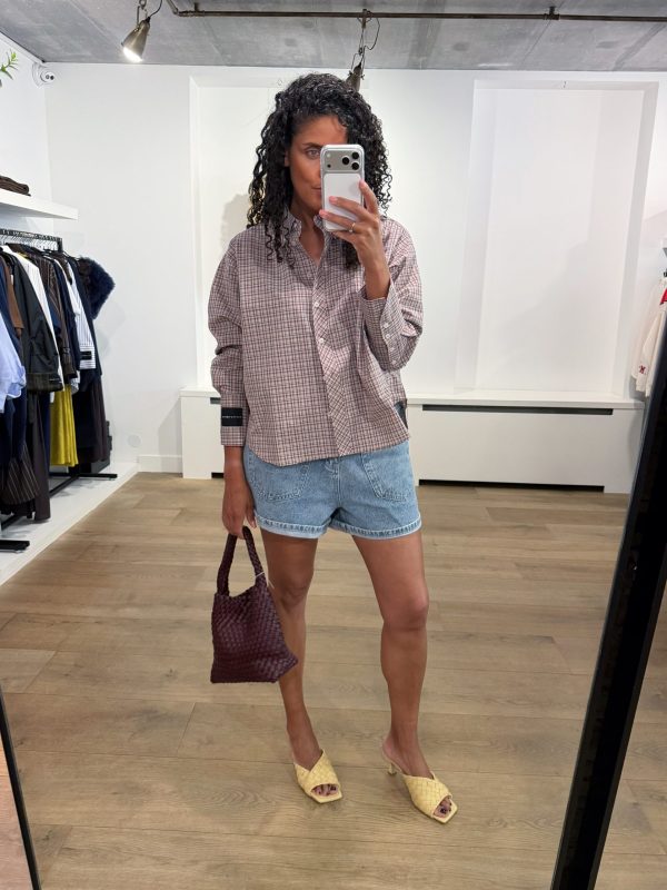 Haute L'Amitié Emilie Check Shirt in Iced Rose met rood en bordeaux ruitpatroon, stijlvolle dames blouse met lange mouwen.