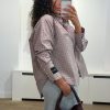 Haute L'Amitié Emilie Check Shirt in Iced Rose met rood en bordeaux ruitpatroon, stijlvolle dames blouse met lange mouwen.