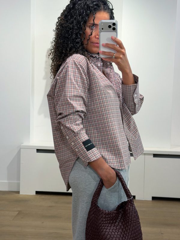 Haute L'Amitié Emilie Check Shirt in Iced Rose met rood en bordeaux ruitpatroon, stijlvolle dames blouse met lange mouwen.