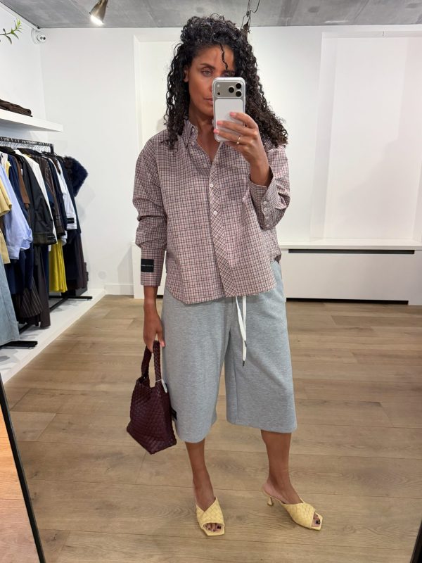 Haute L'Amitié Emilie Check Shirt in Iced Rose met rood en bordeaux ruitpatroon, stijlvolle dames blouse met lange mouwen.