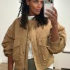 Haute L'Amitié Bailey Zipper Bomber HL10679, oversized dames bomber met decoratieve stiksels en geribde details.