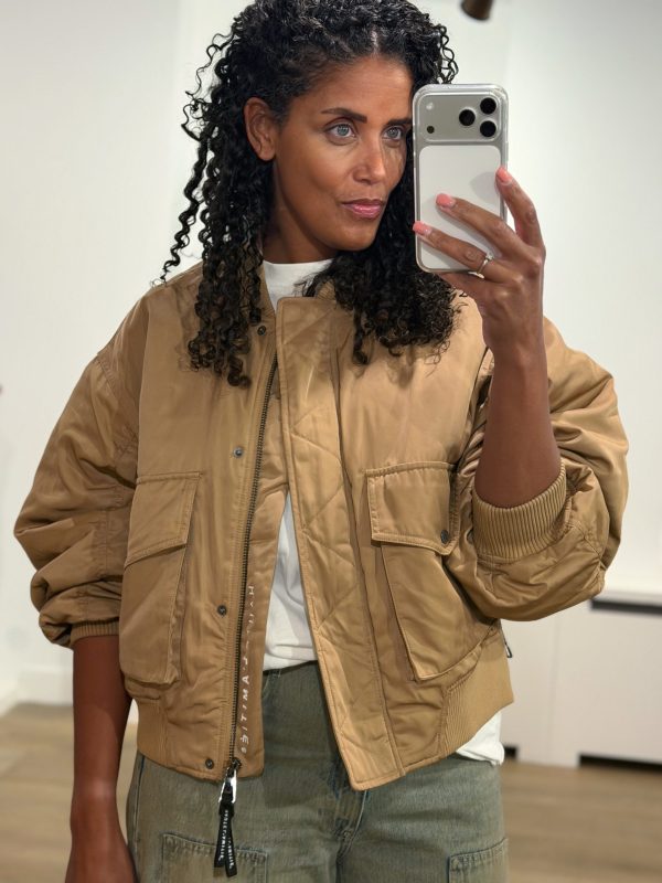 Haute L'Amitié Bailey Zipper Bomber HL10679, oversized dames bomber met decoratieve stiksels en geribde details.