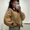 Haute L'Amitié Bailey Zipper Bomber HL10679, oversized dames bomber met decoratieve stiksels en geribde details.
