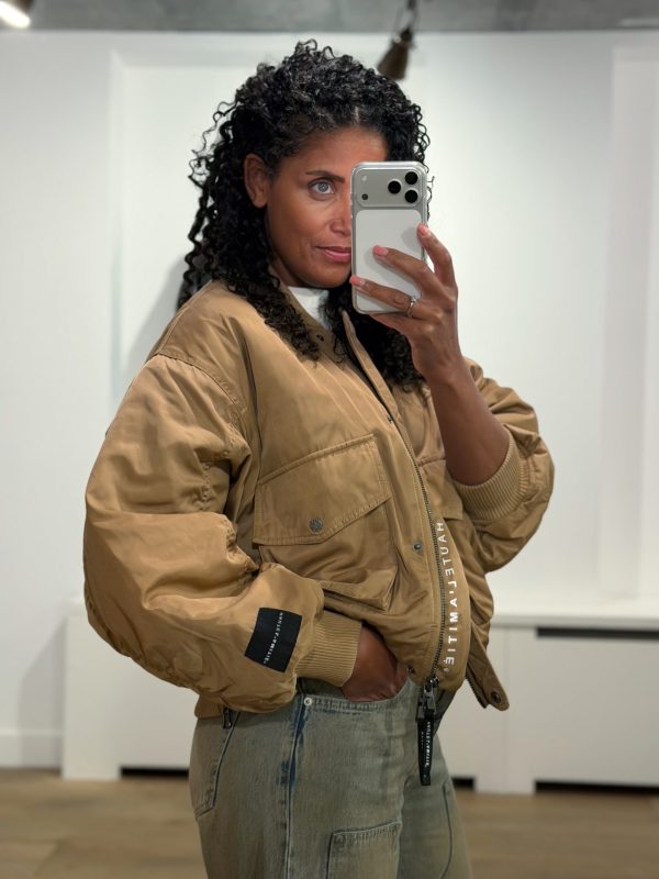 Haute L'Amitié Bailey Zipper Bomber HL10679, oversized dames bomber met decoratieve stiksels en geribde details.