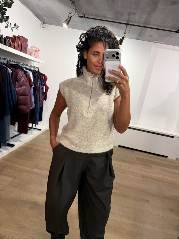 Aímée The Label LoiraW6 Waistcoat, gemêleerd dames gilet met hoge kraag, halve ritssluiting en mouwloos silhouet.