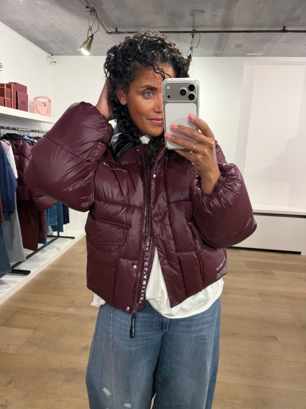 Haute L'Amitié Climb Crop Pocket Jacket HL10702 in Wine, cropped bordeaux damesjas met statement zakken en moderne pasvorm.