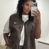 American Vintage Hoktown Teddy Vest in Marronnier Chiné, donkerbruin mouwloos dames gilet met zachte teddystructuur en relaxte pasvorm.