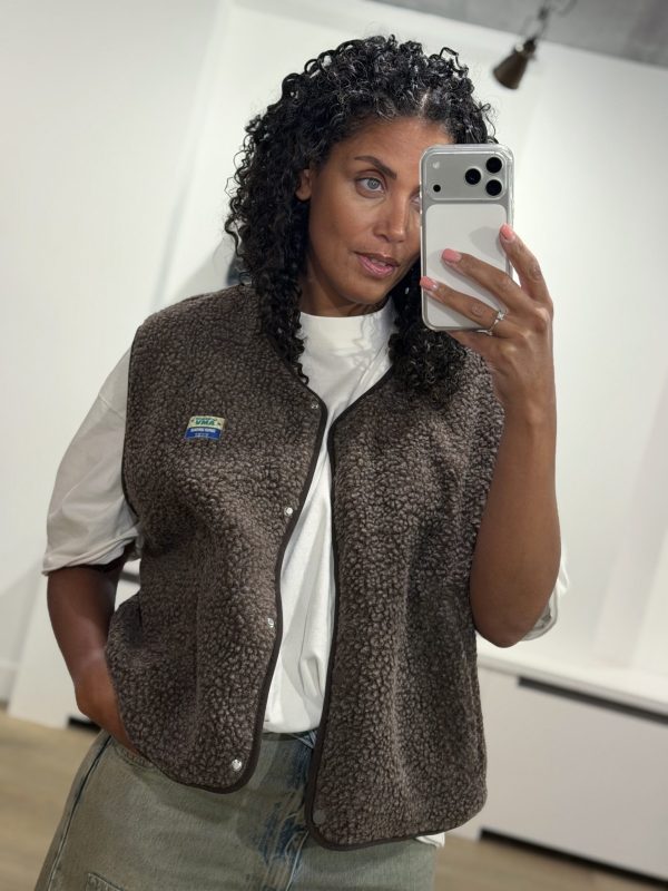 American Vintage Hoktown Teddy Vest in Marronnier Chiné, donkerbruin mouwloos dames gilet met zachte teddystructuur en relaxte pasvorm.