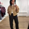 Haute L'Amitié Bailey Zipper Bomber HL10679, oversized dames bomber met decoratieve stiksels en geribde details.