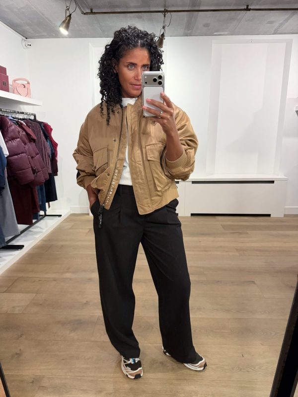 Haute L'Amitié Bailey Zipper Bomber HL10679, oversized dames bomber met decoratieve stiksels en geribde details.