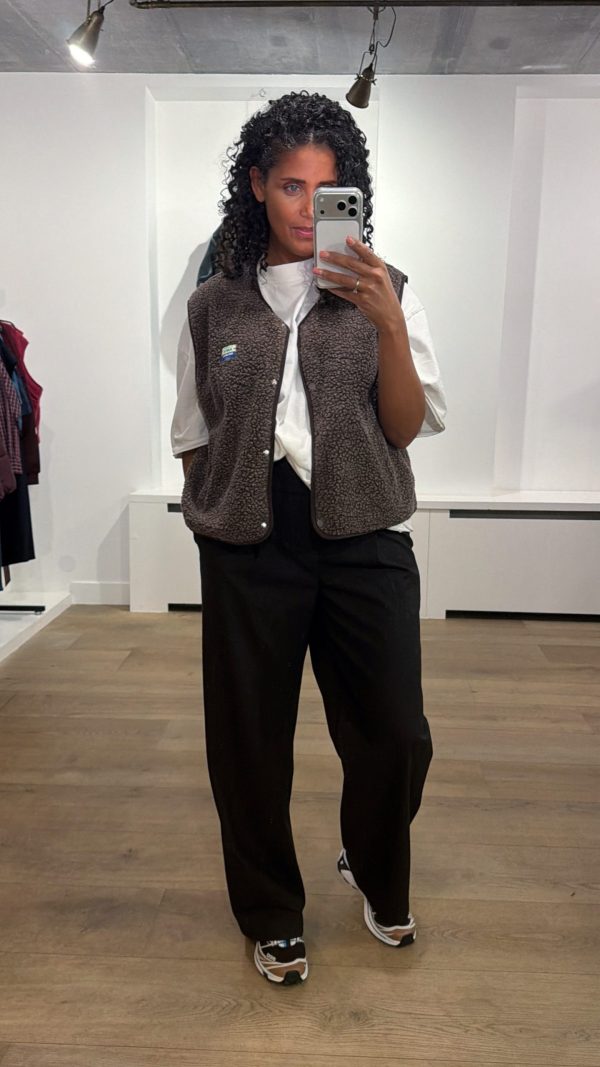 American Vintage Hoktown Teddy Vest in Marronnier Chiné, donkerbruin mouwloos dames gilet met zachte teddystructuur en relaxte pasvorm.