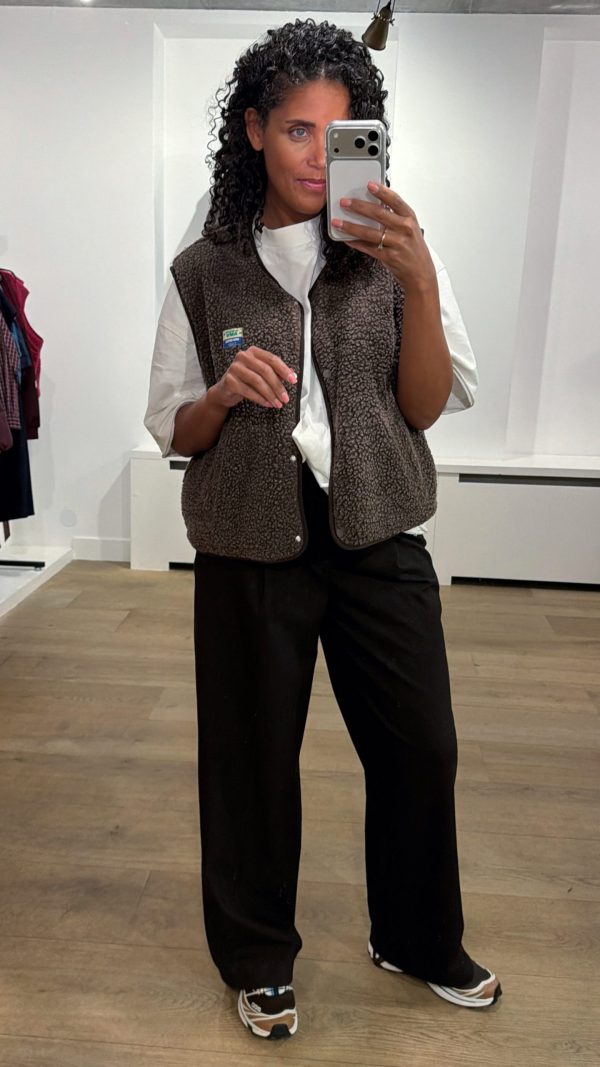 American Vintage Hoktown Teddy Vest in Marronnier Chiné, donkerbruin mouwloos dames gilet met zachte teddystructuur en relaxte pasvorm.
