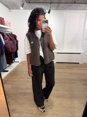 American Vintage Hoktown Teddy Vest in Marronnier Chiné, donkerbruin mouwloos dames gilet met zachte teddystructuur en relaxte pasvorm.