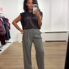 Aímée The Label VeniceW6 Trousers in Grey, grijze dames pantalon met straight-leg pasvorm en plooien aan de voorzijde.