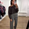 American-Vintage-Trui-Damsville-DAM225H26BRCHI American Vintage Damsville DAM225H26 in donkerbruin gemêleerd, zachte oversized damestrui met boothals en fluffy knit.