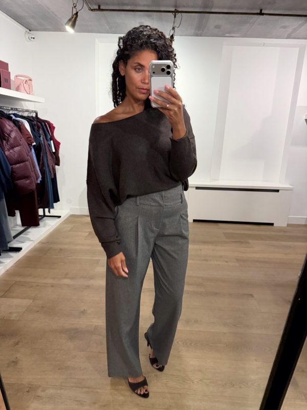 American-Vintage-Trui-Damsville-DAM225H26BRCHI American Vintage Damsville DAM225H26 in donkerbruin gemêleerd, zachte oversized damestrui met boothals en fluffy knit.