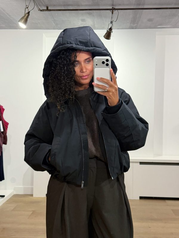 Co’Couture RilloCC Puffer Jacket 500154 in Black, zwarte gewatteerde dames puffer met hoge kraag, capuchon en ritssluiting.