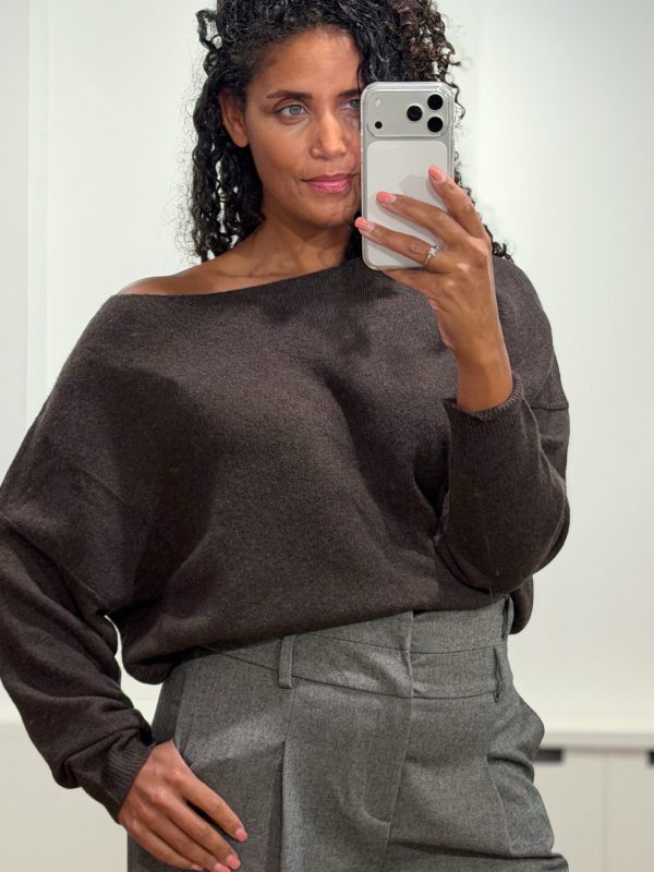 American-Vintage-Trui-Damsville-DAM225H26BRCHI American Vintage Damsville DAM225H26 in donkerbruin gemêleerd, zachte oversized damestrui met boothals en fluffy knit.